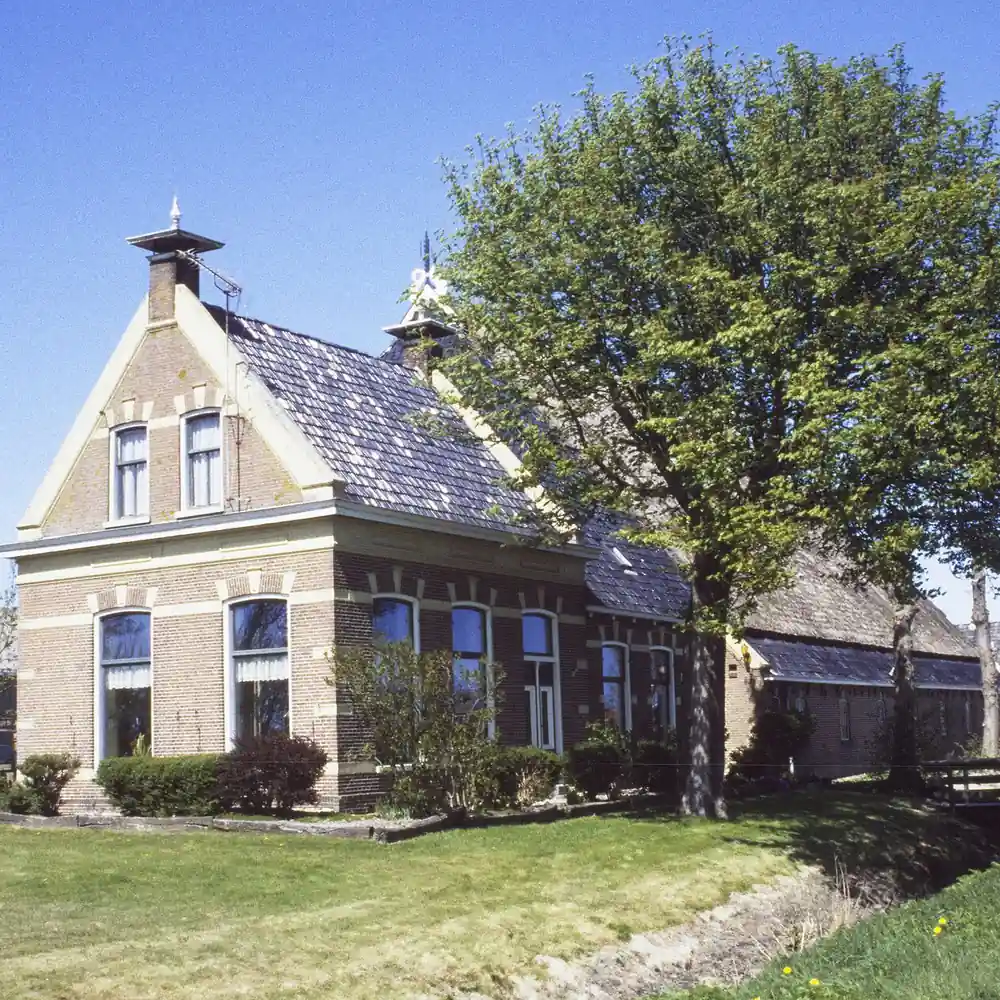 Een boerderij in Sint-Annaparochie, waar je de rijscholen in St.-Annaparochie kunt vergelijken