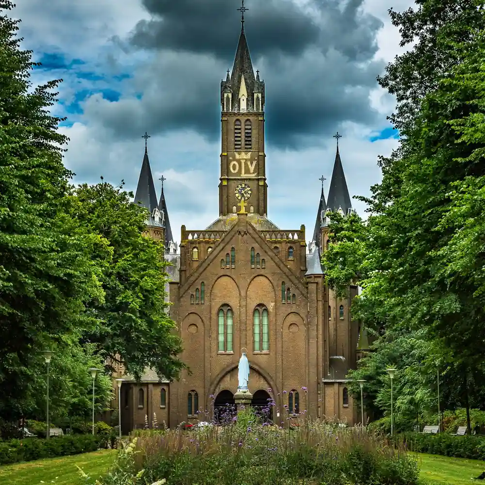De kerk aan de Dorpsstraat in Sint Willebrord: alle rijscholen in St. Willebrord op een rij