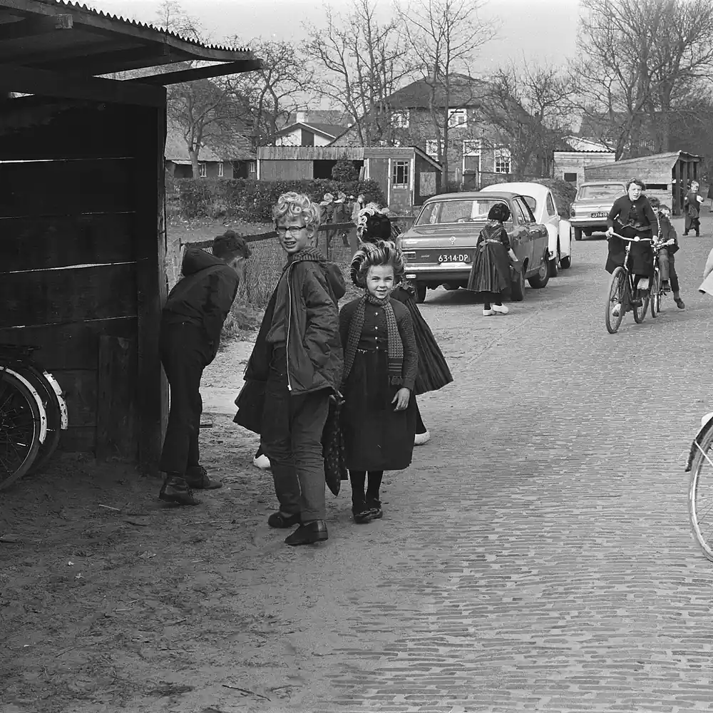 Een straat in Staphorst op een oude foto: alle rijscholen in Staphorst op een rij