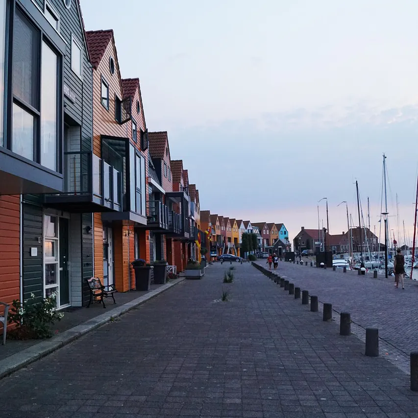 Huizen aan de haven van Stavoren: alle rijscholen in Stavoren op een rij