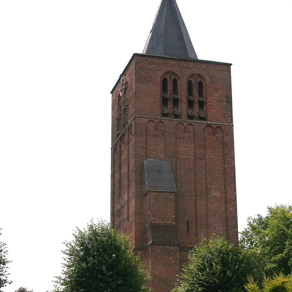 De kerktoren van Steensel, waar je de rijscholen in Steensel kunt vergelijken