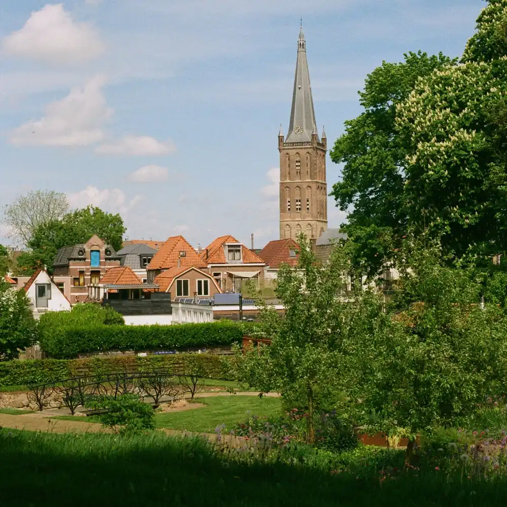 De kerktoren van Steenwijk, vlak bij Onna: alle rijscholen in Onna op een rij