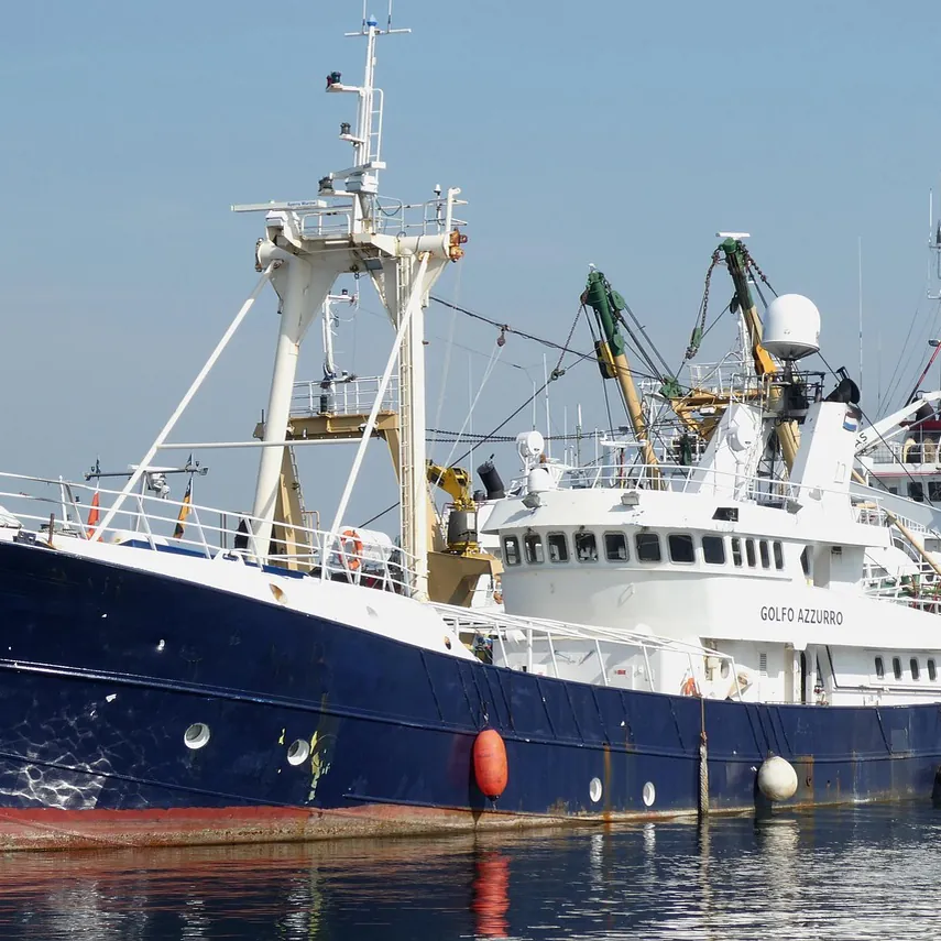 Een vissersschip in de haven van Stellendam: alle rijscholen in Stellendam op een rij