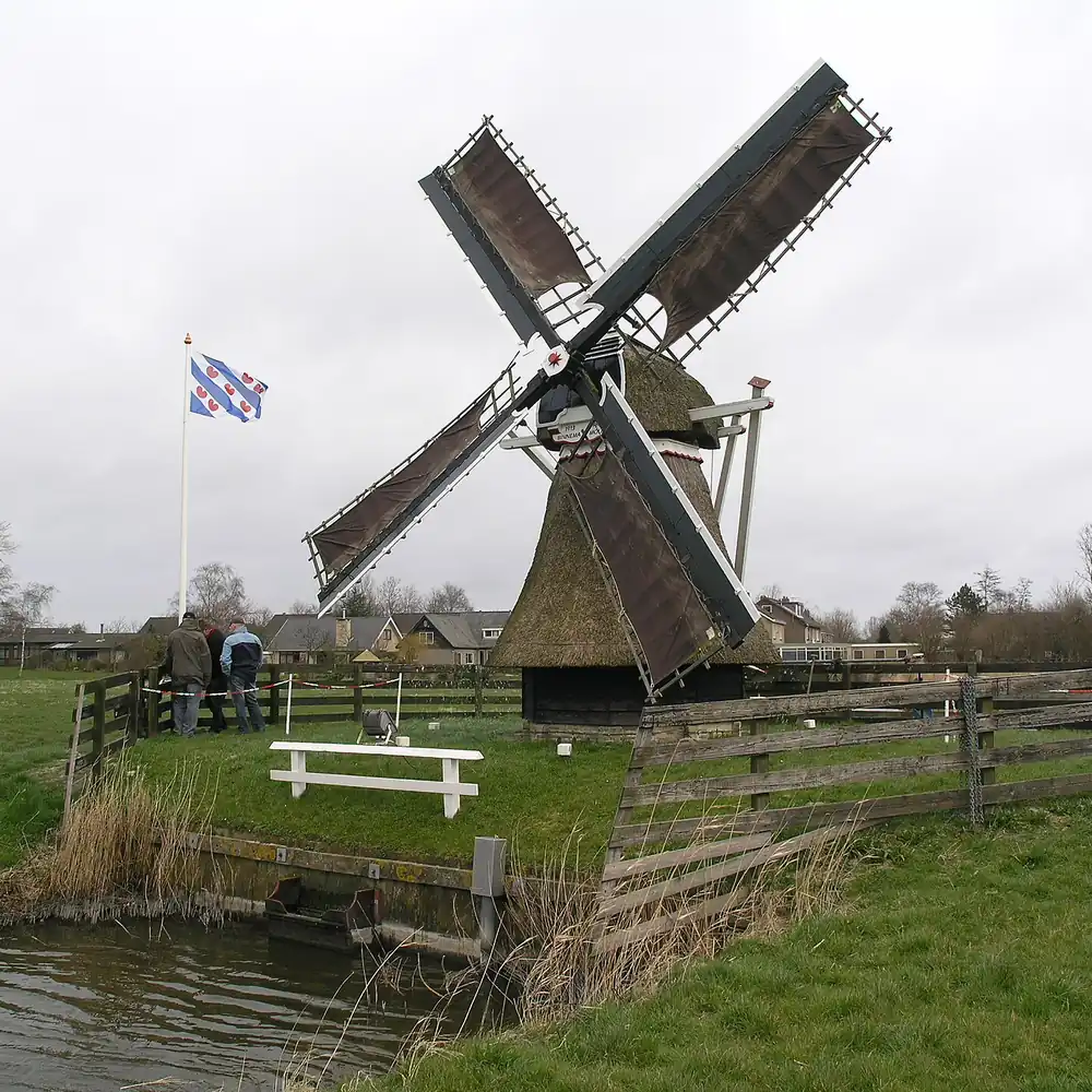 Een molen bij Stiens, waar je de rijscholen in Stiens kunt vergelijken