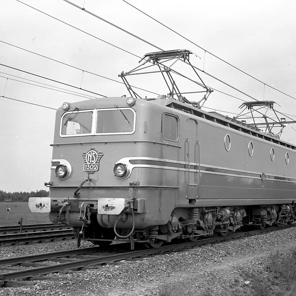 Een elektrische locomotief bij Stroe op een oude foto: vergelijk de rijscholen in Stroe