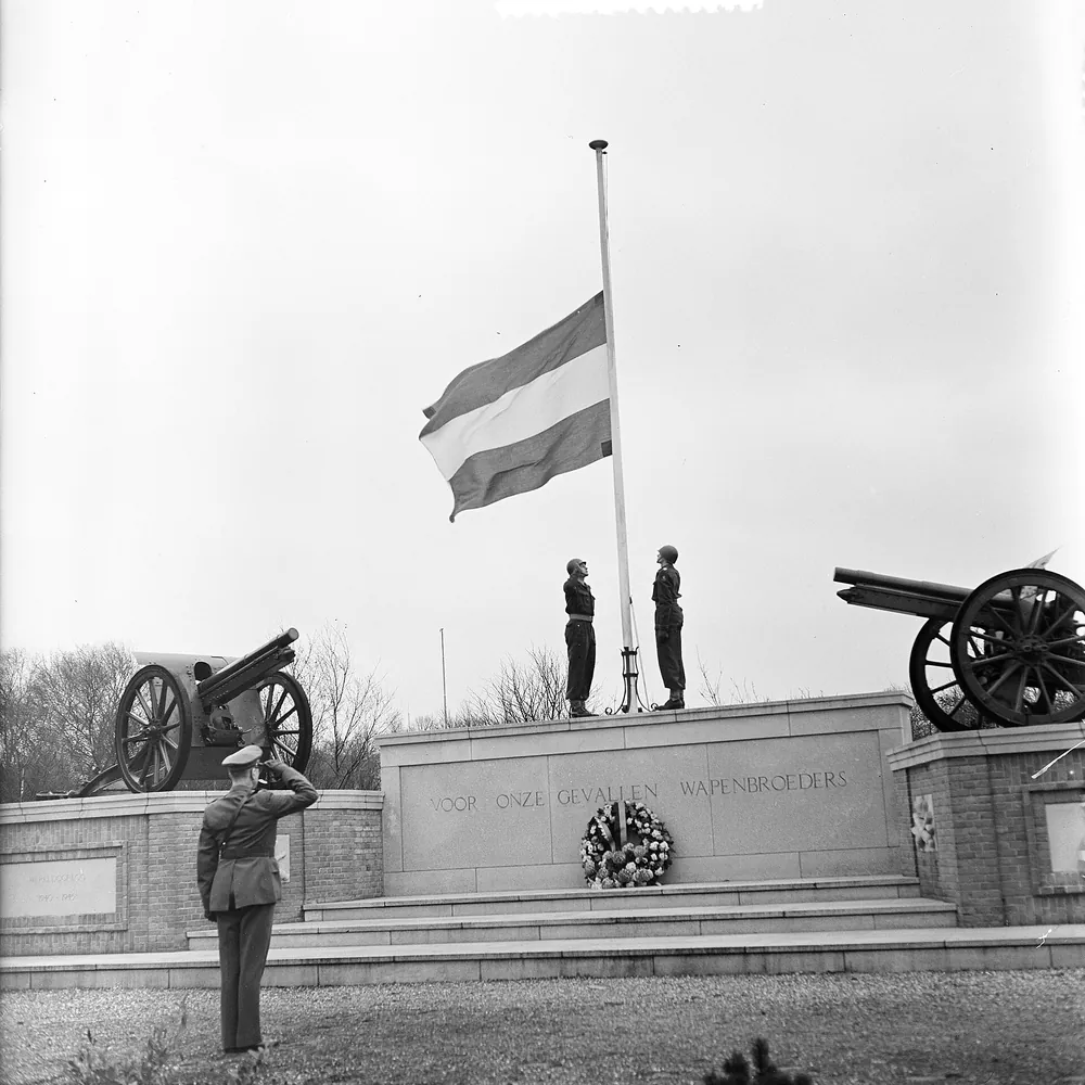 Het artilleriemonument in 't Harde op een oude foto: alle rijscholen in 't Harde op een rij