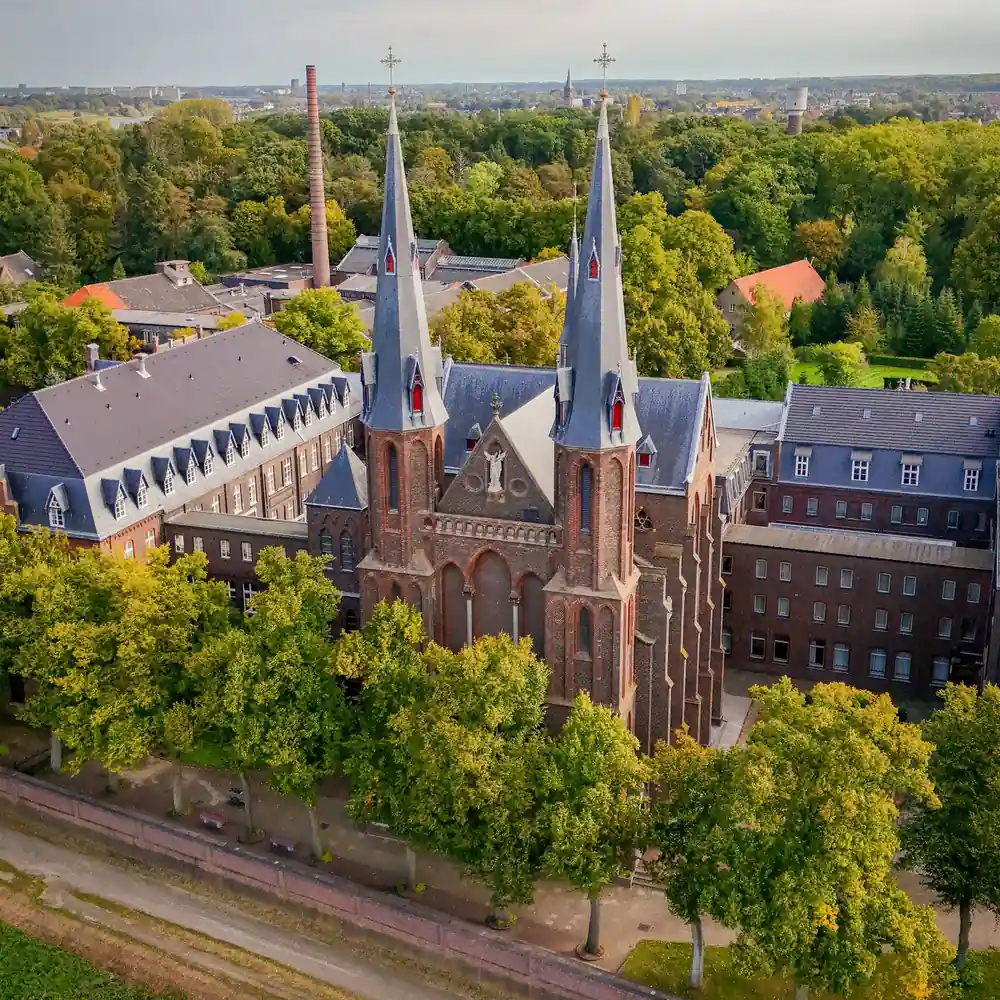 De kerk van Tegelen van bovenaf, waar je de rijscholen in Tegelen kunt vergelijken