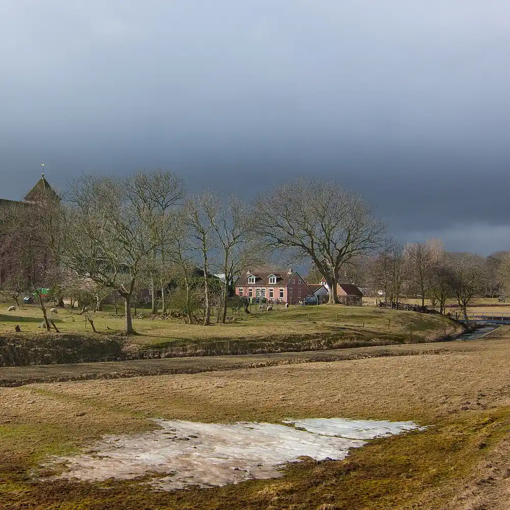 De kerk van Termunten, waar je de rijscholen in Termunten kunt vergelijken