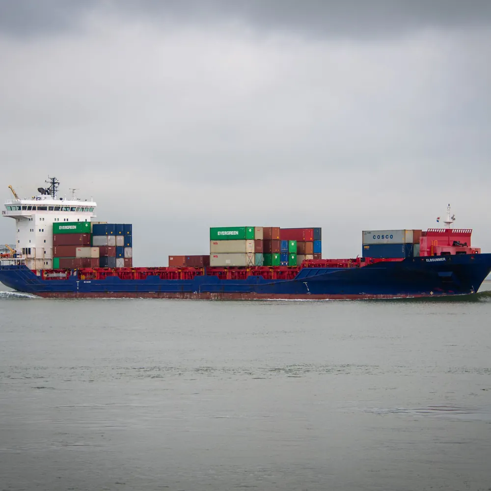 Een containerschip op de Westerschelde bij Terneuzen: alle rijscholen in Terneuzen op een rij