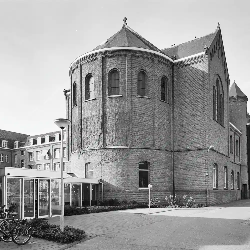 Een kerk in Teteringen, vlak bij Oosterhout: alle rijscholen in Oosterhout op een rij