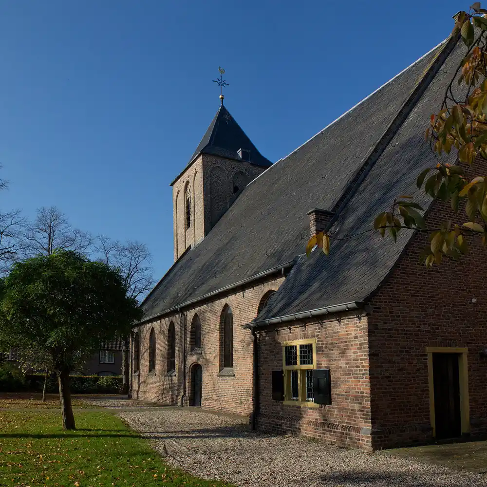 De Hervormde kerk van Tricht, waar je de rijscholen in Tricht kunt vergelijken
