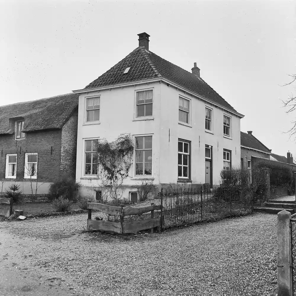 Een huis in Tuil op een oude foto: alle rijscholen in Tuil op een rij