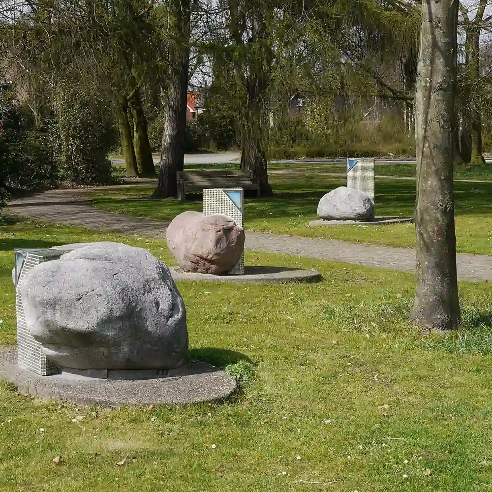 Grote keien in het gras langs een pad in Twello: alle rijscholen in Twello op een rij