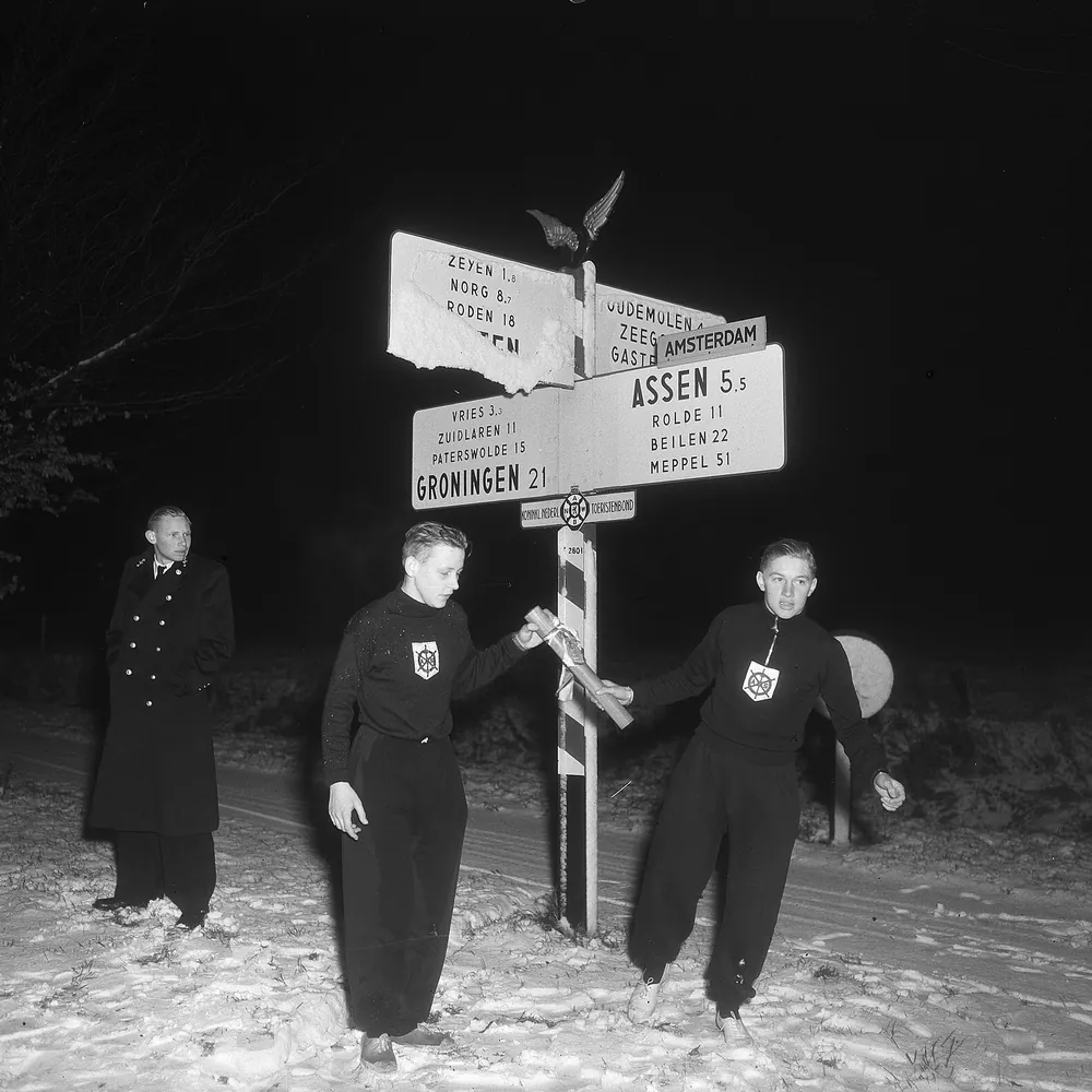 Een verkeersbord in Ubbena op een oude foto: vergelijk de rijscholen in Ubbena