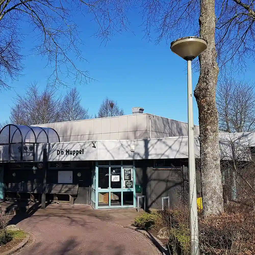 Het gemeenschapshuis van Ulestraten, vlak bij Beek (Limburg): alle rijscholen in Beek (Limburg) op een rij