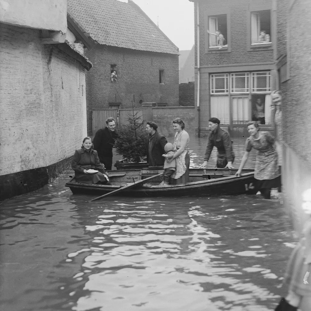 Hoogwater in Urmond op een oude foto: vergelijk de rijscholen in Urmond
