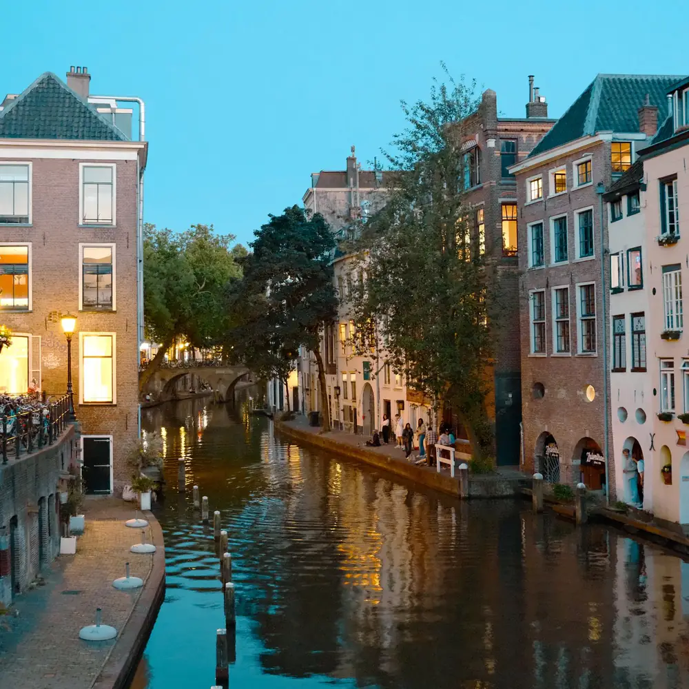 De Oudegracht in Utrecht bij avond: rijscholen in Utrecht vergelijken