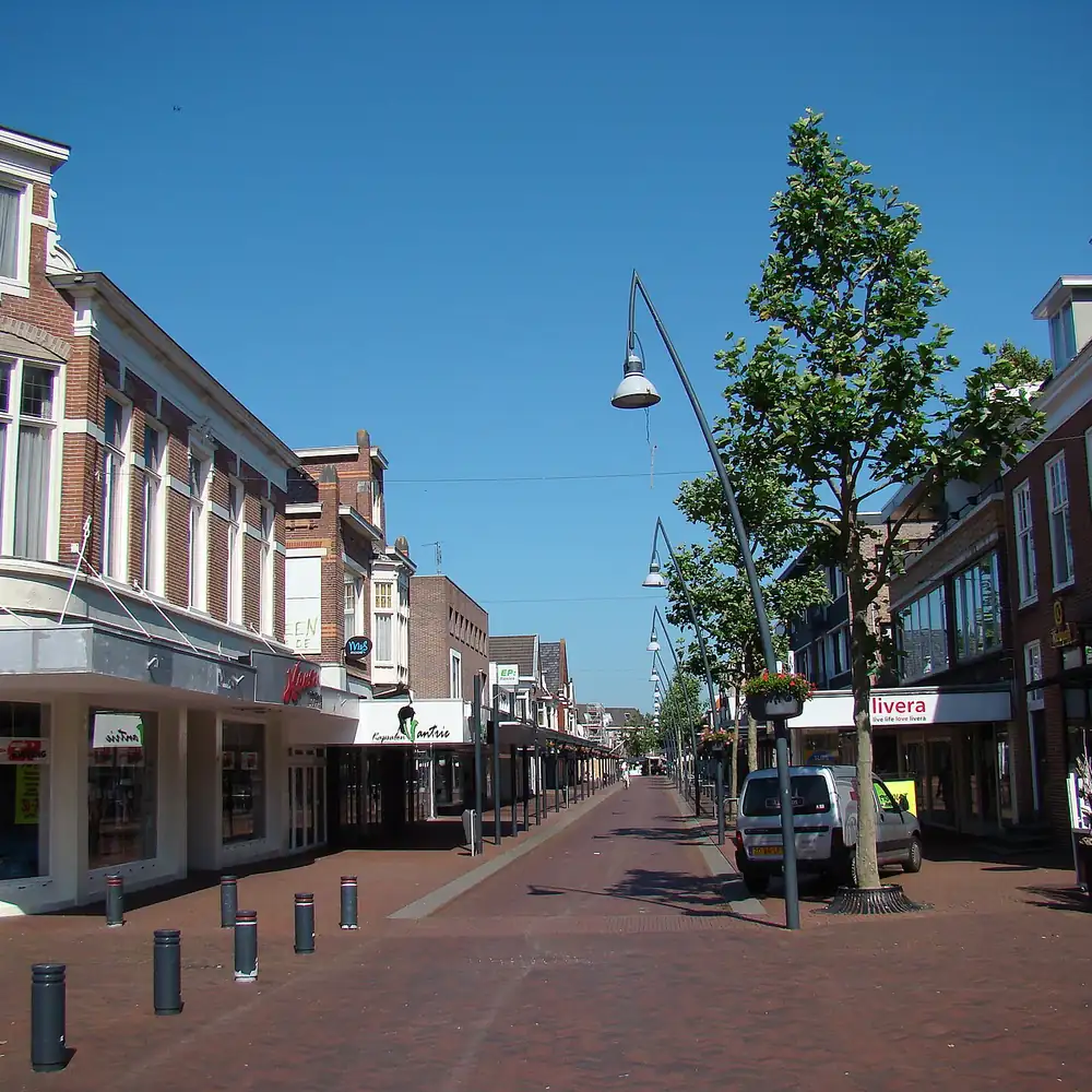 Een winkelstraat in Veendam: vergelijk de rijscholen in Veendam