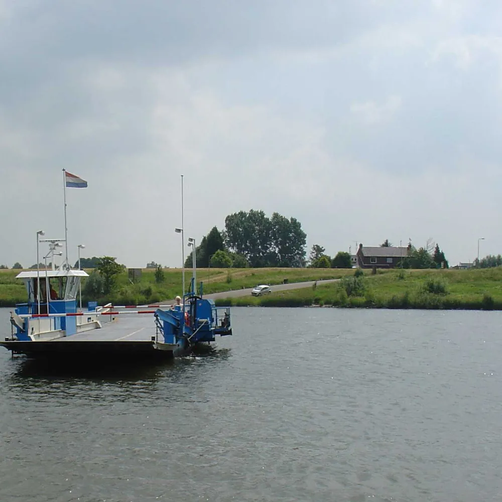 Het pontje over de Maas bij Velden, waar je de rijscholen in Velden kunt vergelijken