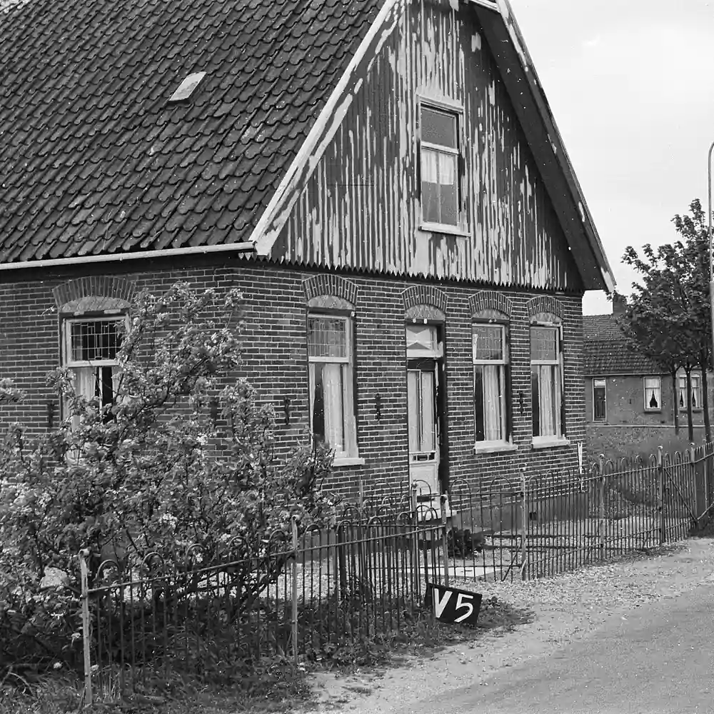 Een huis in Venhuizen op een oude foto, waar je de rijscholen in Venhuizen kunt vergelijken