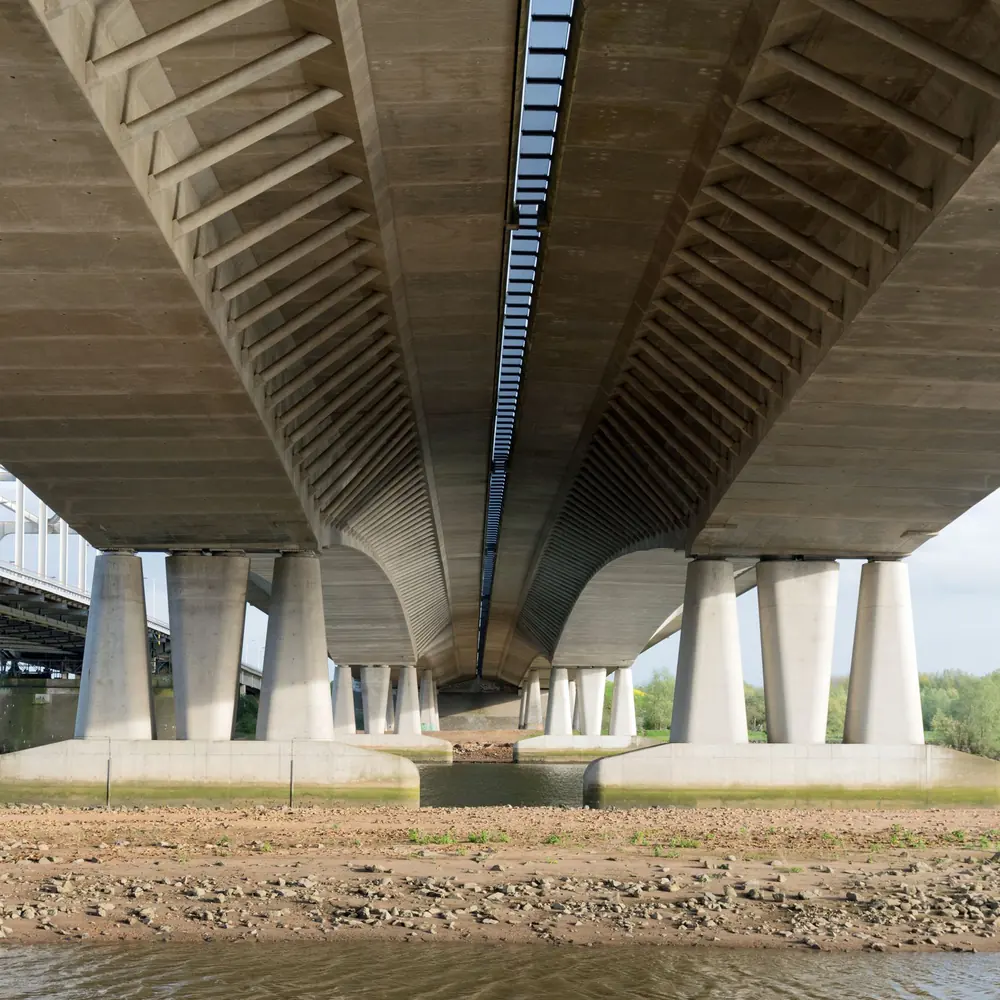 Een brug bij Vianen van onderaf: alle rijscholen in Vianen (Utrecht) op een rij