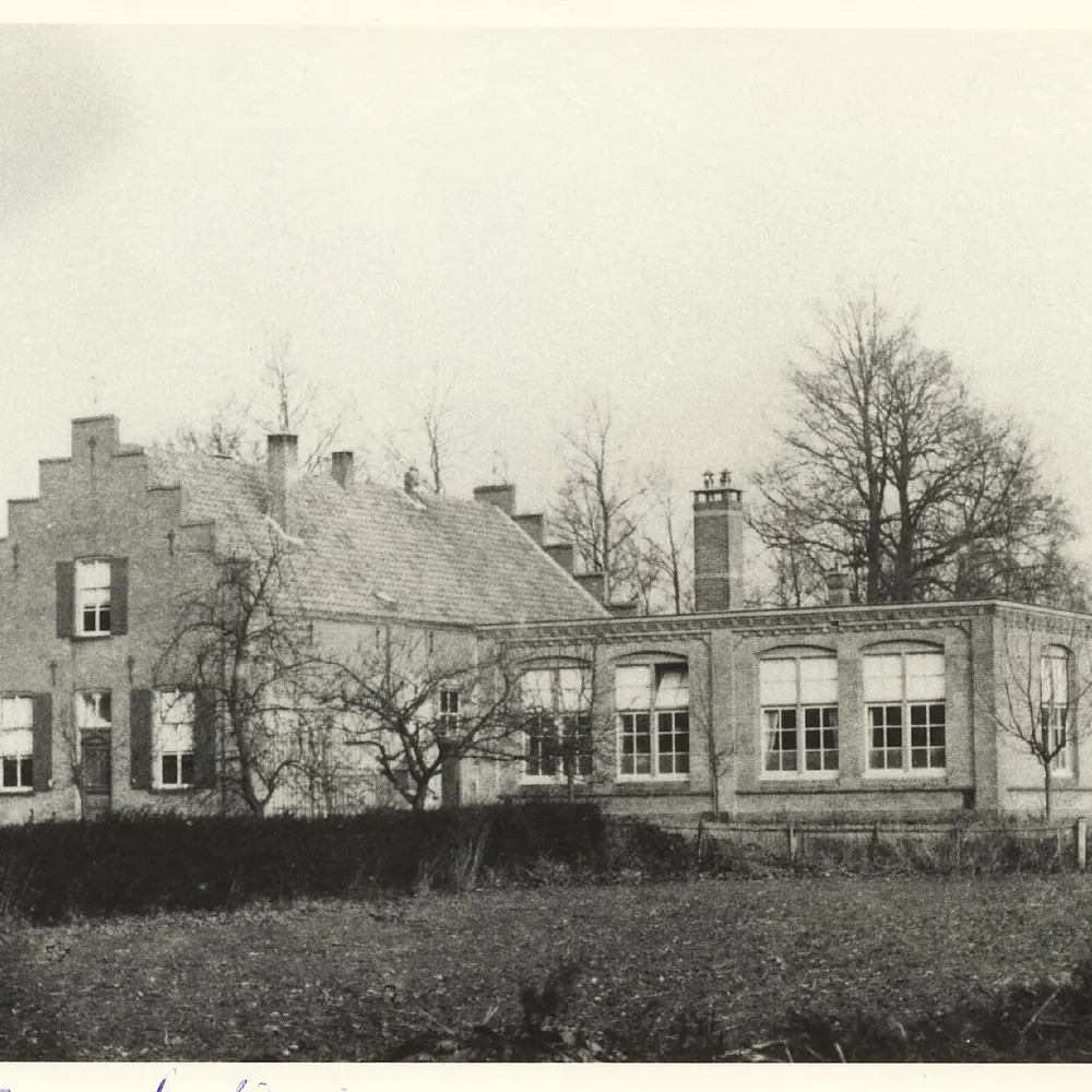 Het Ludgerusgebouw in Vierakker op een oude foto, waar je de rijscholen in Vierakker kunt vergelijken