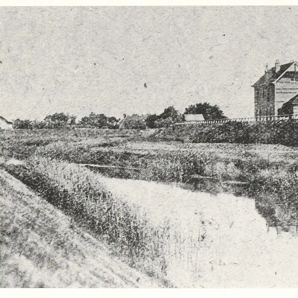 Een sloot in het polderlandschap bij Vijfhuizen op een oude foto: alle rijscholen in Vijfhuizen op een rij