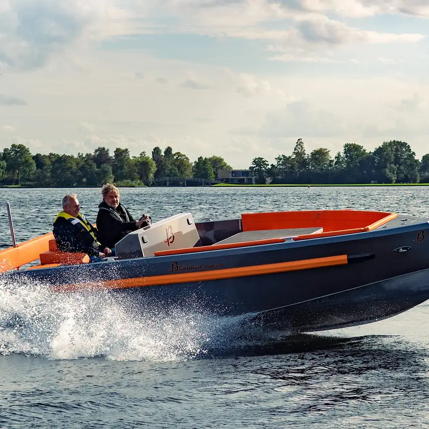 Een speedboot op de plassen bij Vinkeveen: vergelijk de rijscholen in Vinkeveen