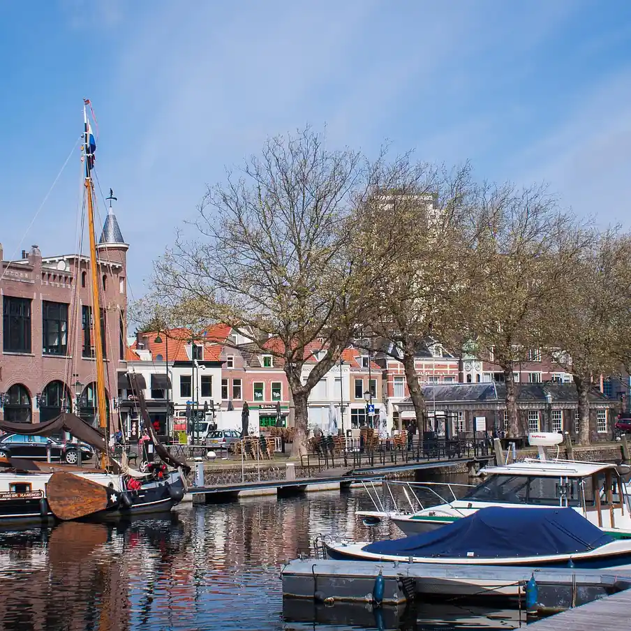 De haven in het centrum van Vlaardingen, waar je de rijscholen in Vlaardingen kunt vergelijken