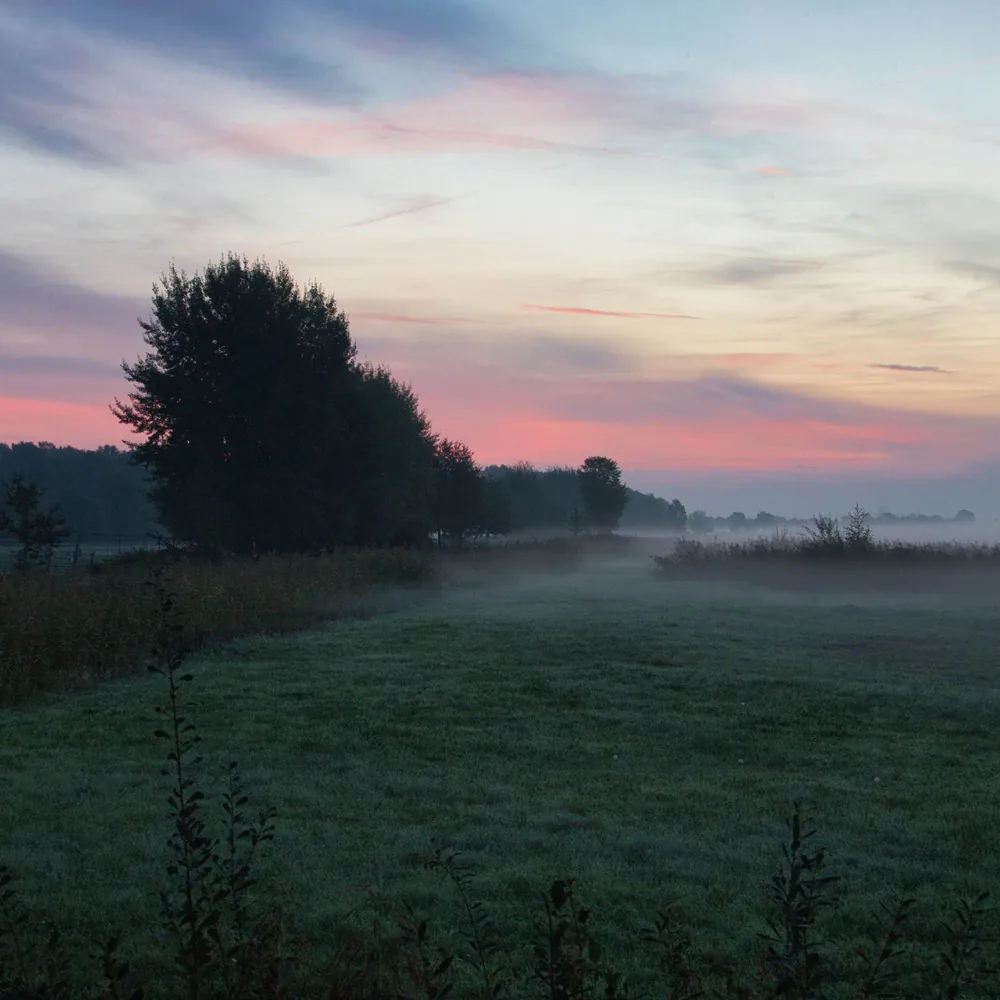 Zonsopkomst boven de velden bij Vlijmen: vergelijk de rijscholen in Vlijmen