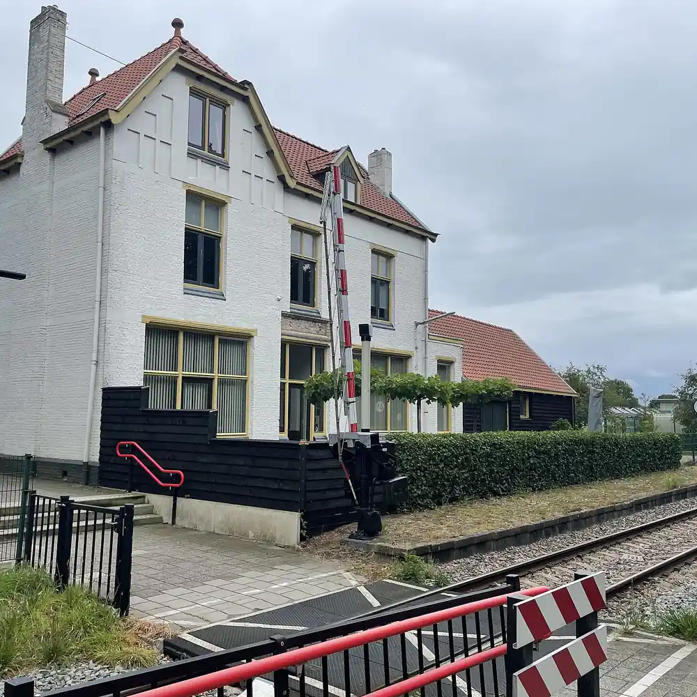 Het station van Vroomshoop, vlak bij Westerhaar-Vriezenv Wijk: alle rijscholen in Westerhaar-Vriezenv Wijk op een rij
