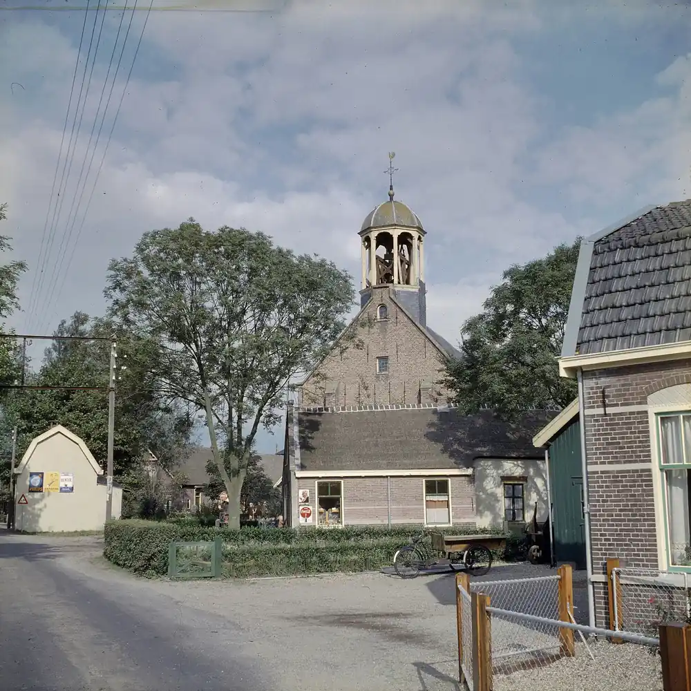 Het dorpsgezicht met de Hervormde kerk van Waarder, waar je de rijscholen in Waarder kunt vergelijken