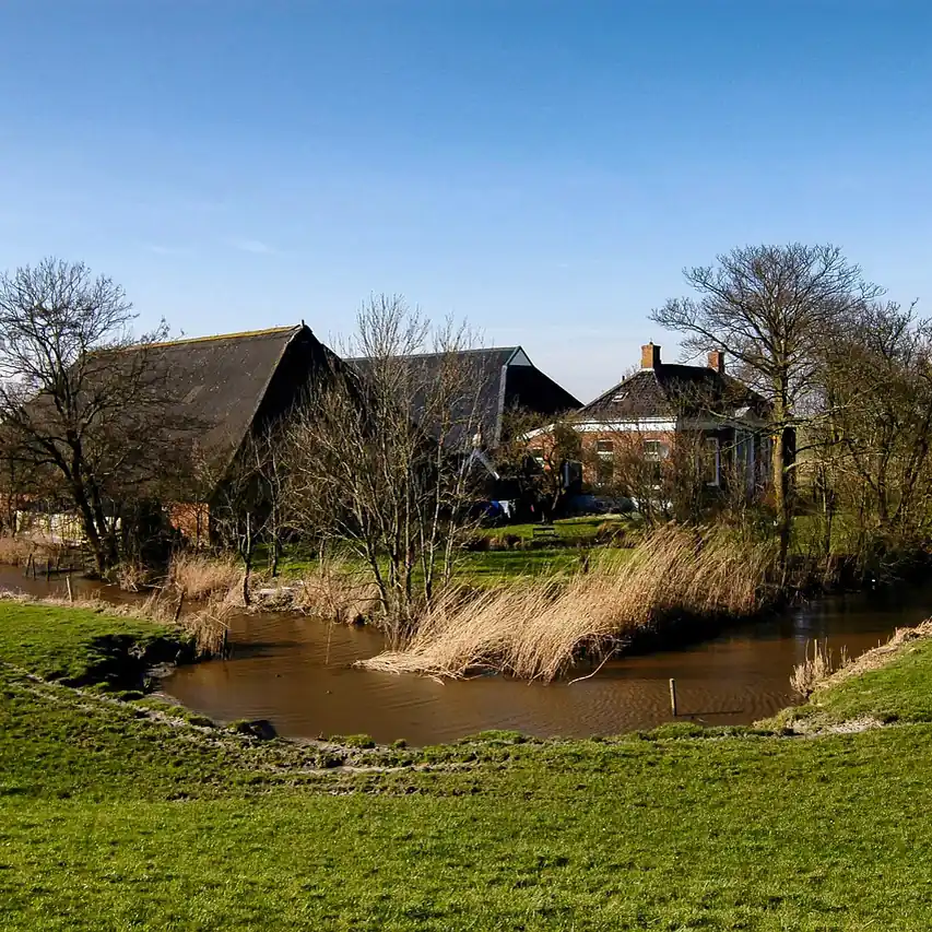 Een boerderij in het landschap bij Warffum: rijscholen in Warffum vergelijken