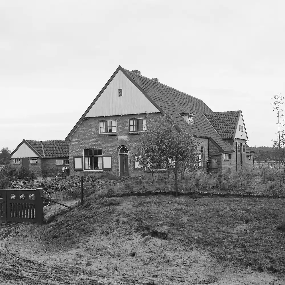 Een boerderij in Warnsveld op een oude foto: alle rijscholen in Warnsveld op een rij