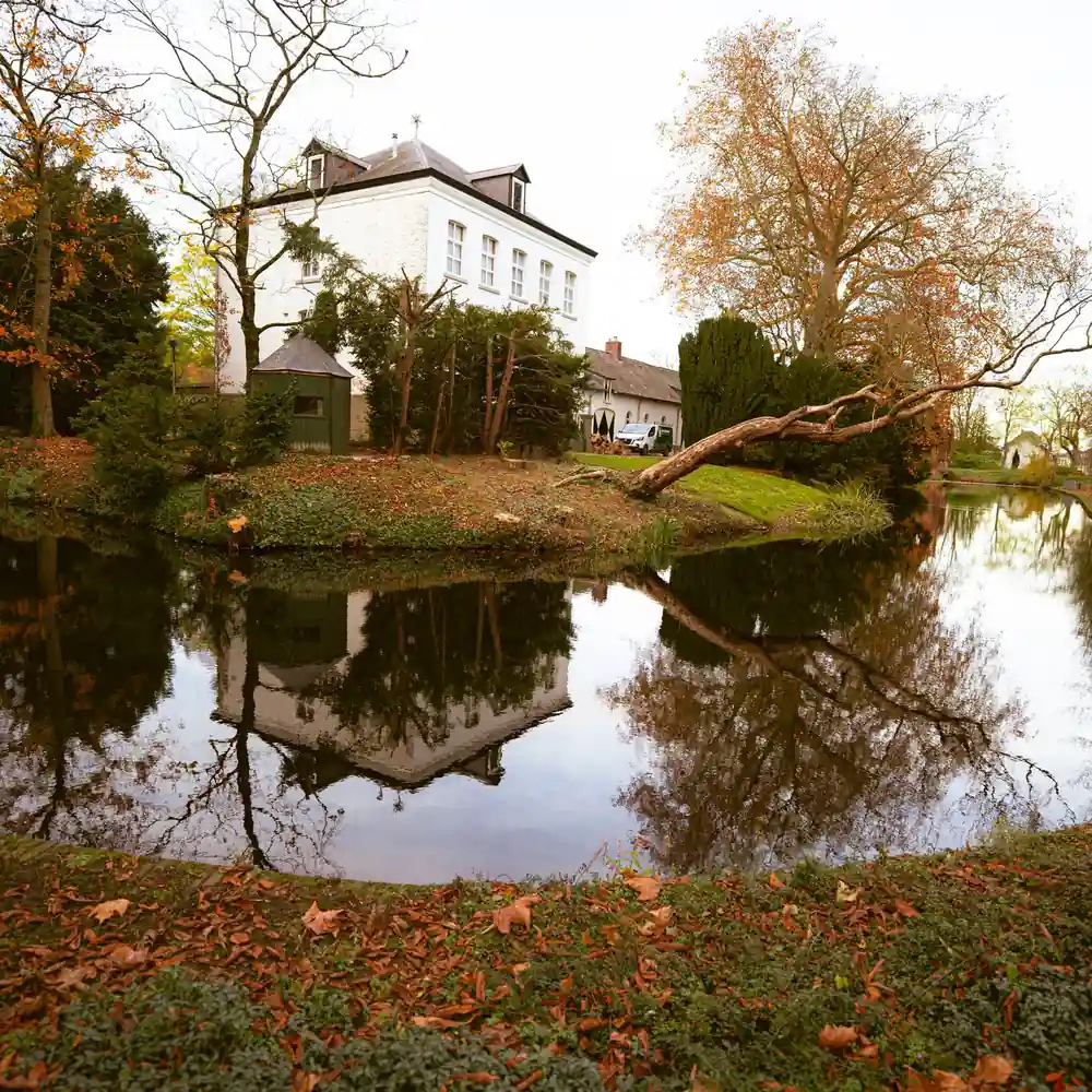Een historisch gebouw aan het water in Weert: vergelijk de rijscholen in Weert