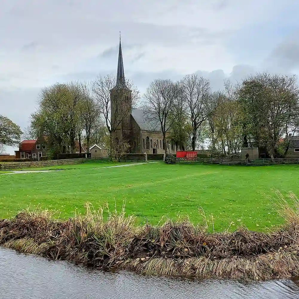 Gezicht op Weidum vanuit het zuidwesten: rijscholen in Weidum vergelijken