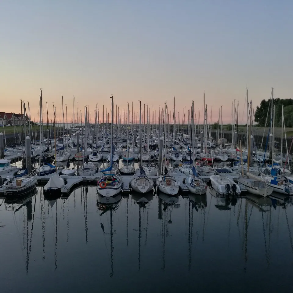 De jachthaven van Wemeldinge, waar je de rijscholen in Wemeldinge kunt vergelijken