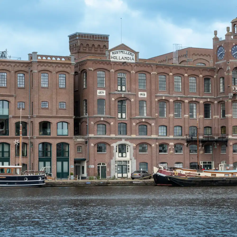 Rijstpellerij Hollandia aan het water in Westzaan, waar je de rijscholen in Westzaan kunt vergelijken