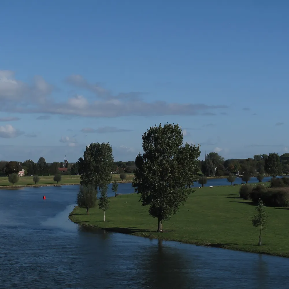 Uitzicht vanaf de brug bij Wijk en Aalburg: rijscholen in Wijk en Aalburg vergelijken