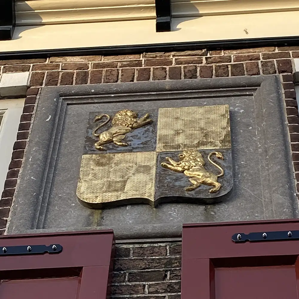 Een gevelsteen met het wapen van Winkel: rijscholen in Winkel vergelijken