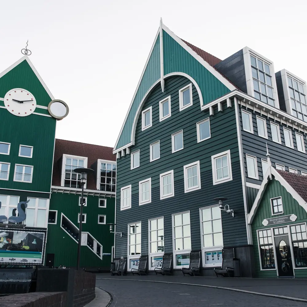 De groene Zaanse gevels in het centrum van Zaandam: vergelijk de rijscholen in Zaandam