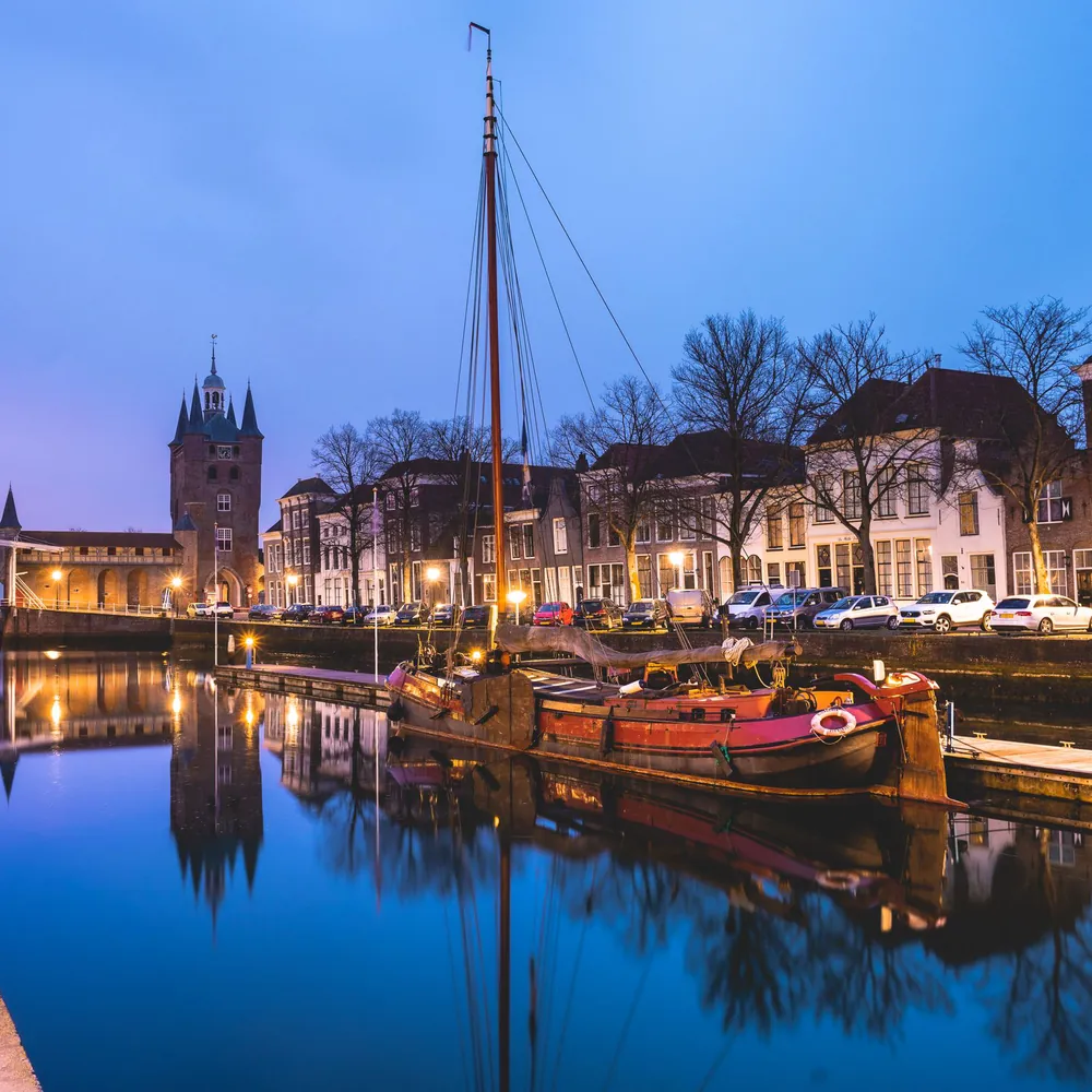 De haven van Zierikzee bij avond: alle rijscholen in Zierikzee op een rij