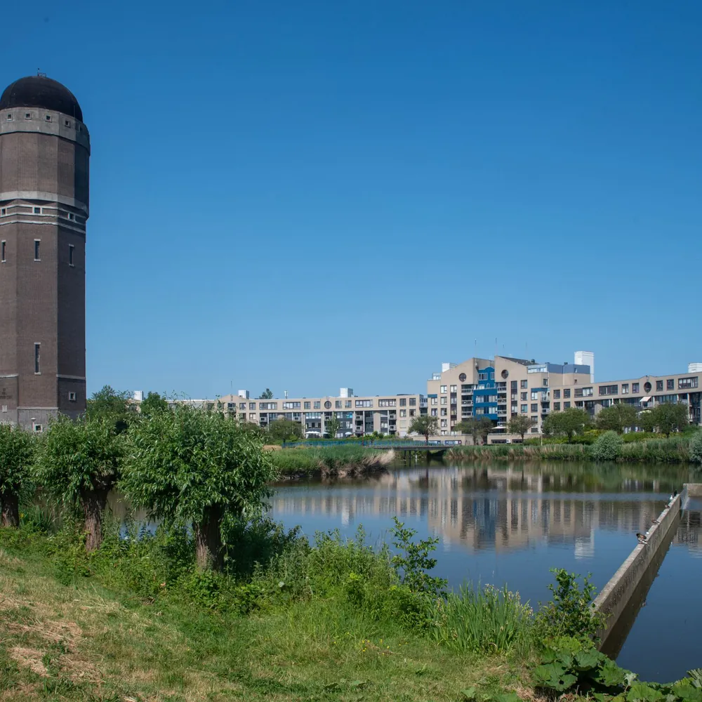De watertoren van Zoetermeer aan het water: vergelijk de rijscholen in Zoetermeer