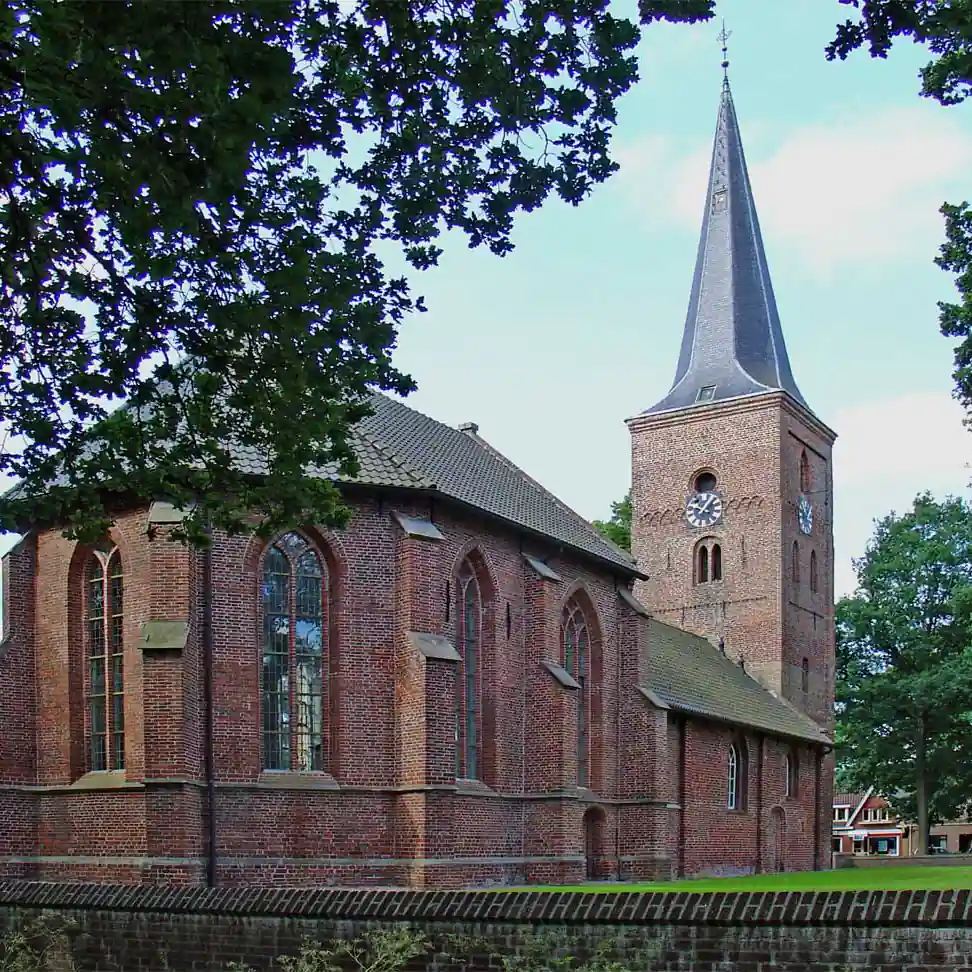 De kerk van Zuidlaren, vlak bij Oudemolen: alle rijscholen in Oudemolen op een rij