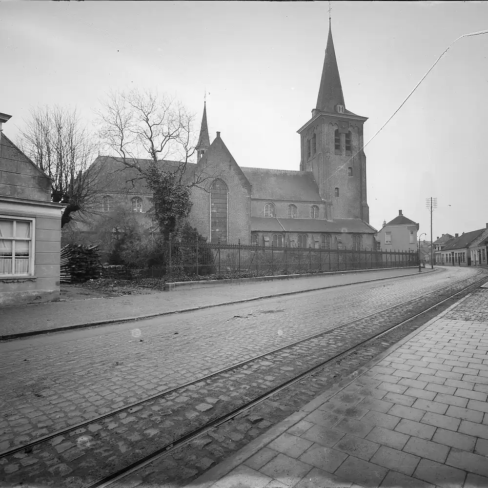 Een straat met de kerk in Zundert: vergelijk de rijscholen in Zundert