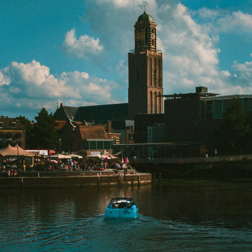 De Peperbus aan het water in Zwolle: vergelijk de rijscholen in Zwolle