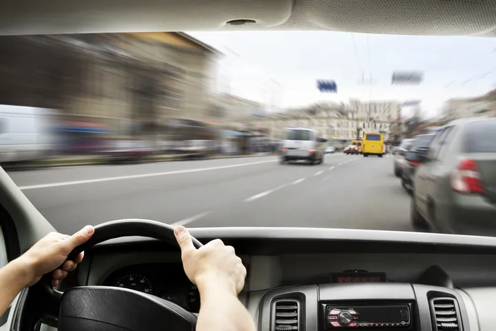 Verkeersboete voor bumperkleven: auto rijdt in de stad dicht achter een andere auto