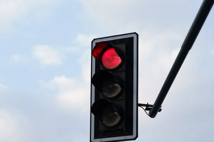 Verkeersboete voor door rood rijden: verkeerslicht staat op rood